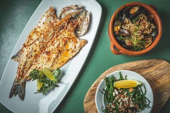 דג שלם פריך של ה"שאראק", מהתקופה בה ניתן היה לארח אנשים במסעדות // צילום: שני בריל